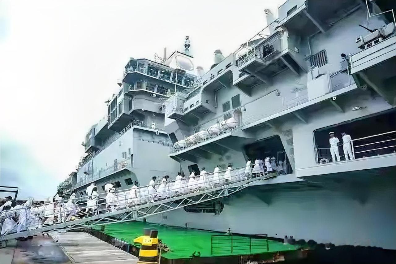 印度耗时17年打造的首艘国产航母“维克兰特号”，终于迎来首次出访，目的地是斯里兰