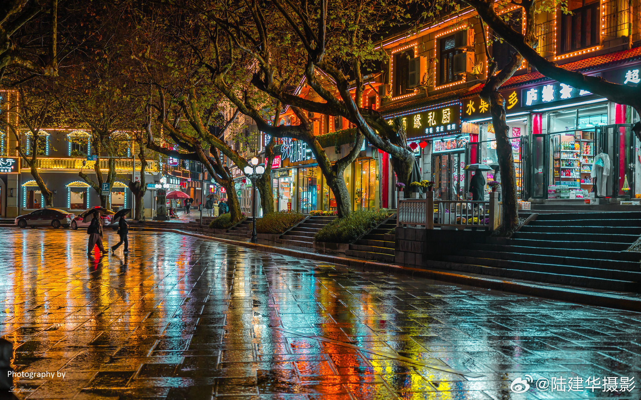 庐山牯岭镇，大概是到庐山旅行必须逗留的“中转站”。牯岭镇地处庐山的山腰间，海拔有