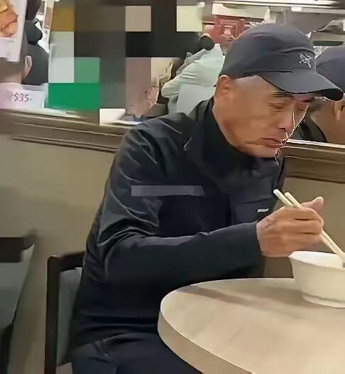 曾经叱咤风云的一代枭雄，如今竟然沦落到街头吃小面！

太悲惨了！

其实，说起来