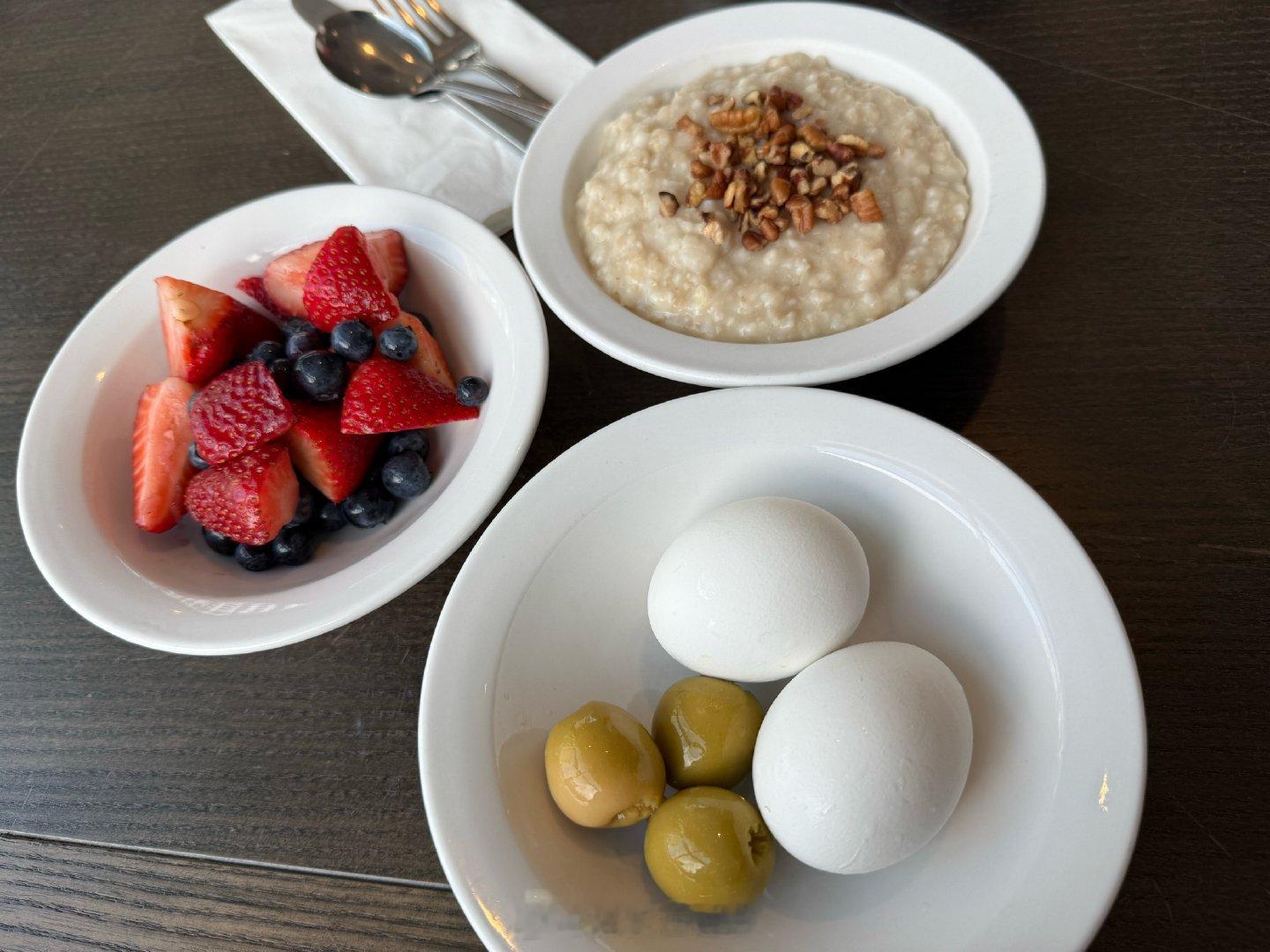 早上慢跑了一个小时，早餐胃口很好，但要克制。一碗纯燕麦粥撒核桃碎，两个煮鸡蛋三个