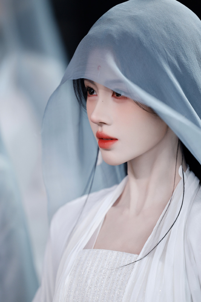 月鳞绮纪画皮海报鞠婧祎素衣仙姿鞠婧祎素衣仙姿，月鳞绮纪画皮海报，对镜描摹玲珑玉面