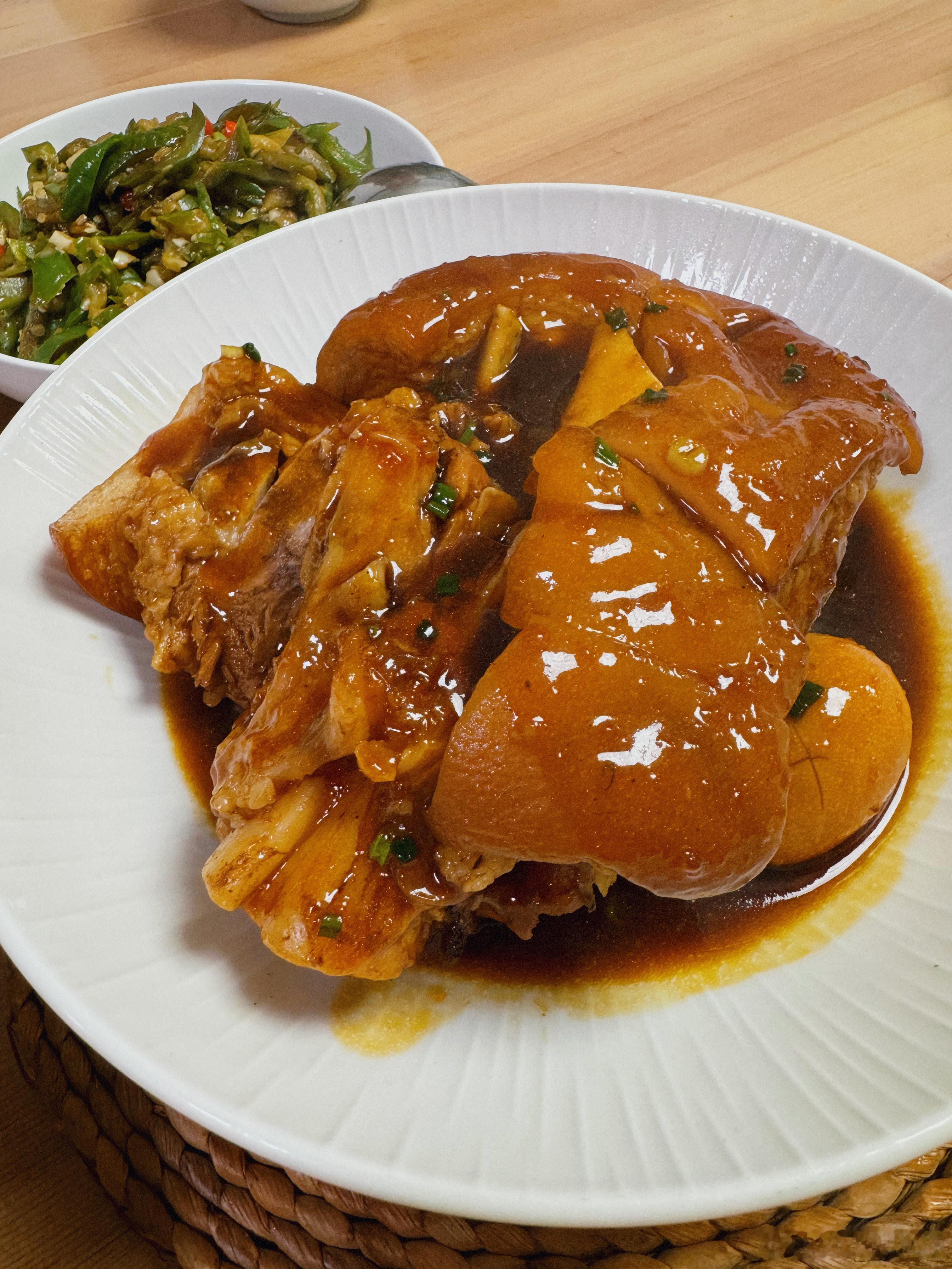 #和拿铁一起吃饭# 一个肘子全家吃。下午回来晚了，我妈四点才开始做，我妈说再多炖