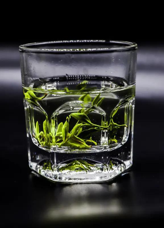 【二十岁的男人，是清新的雨花茶，情窦初开，至真至纯】
        把二十岁的