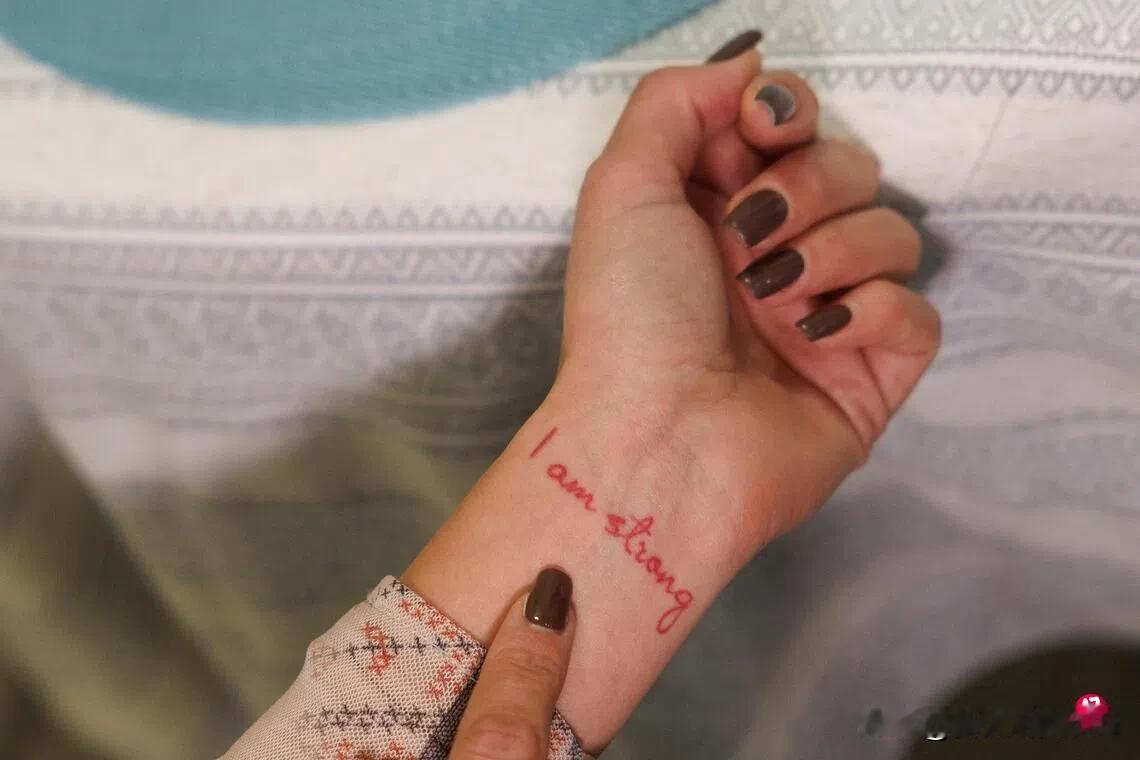 乌克兰人以刺青铭记战争创伤：逝者永相伴 故土刻心间 不得已 35岁的克雷沃维雅兹