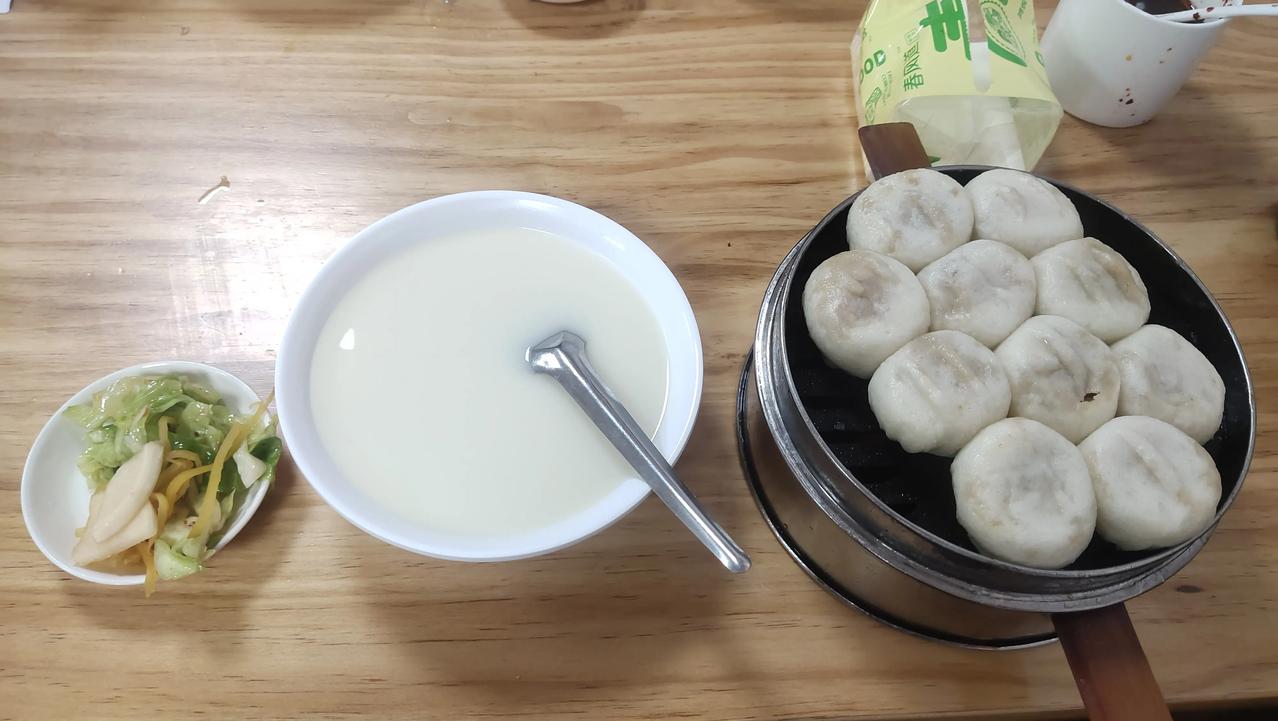 来北京了，这是我的早餐，每次去南方半年后我的早餐和南方人一样，就那么一点点，每次