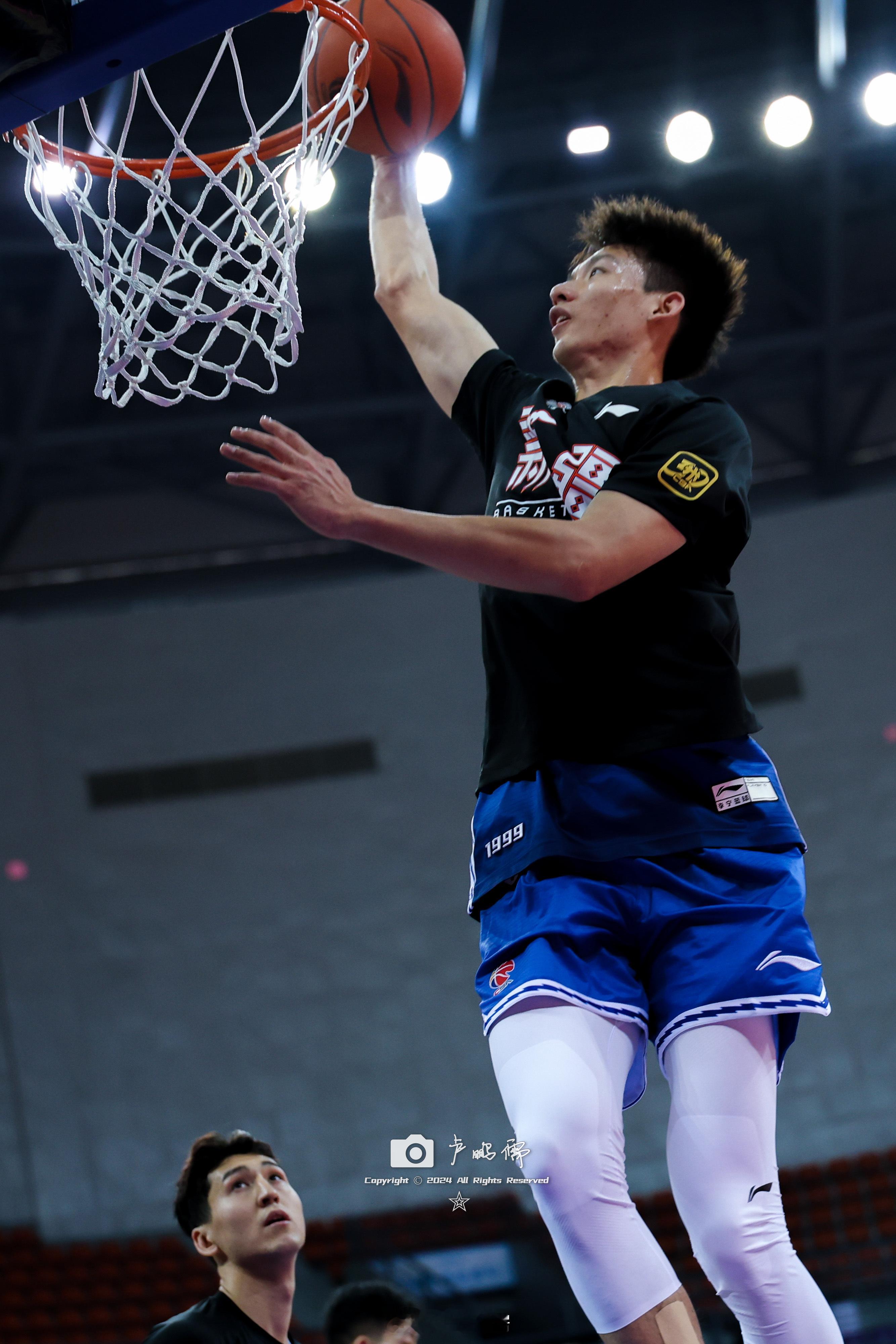 早起看一波热身扣篮图醒醒眼👀#有篮无界心潮无限##cba季前赛##小卢篮球世界