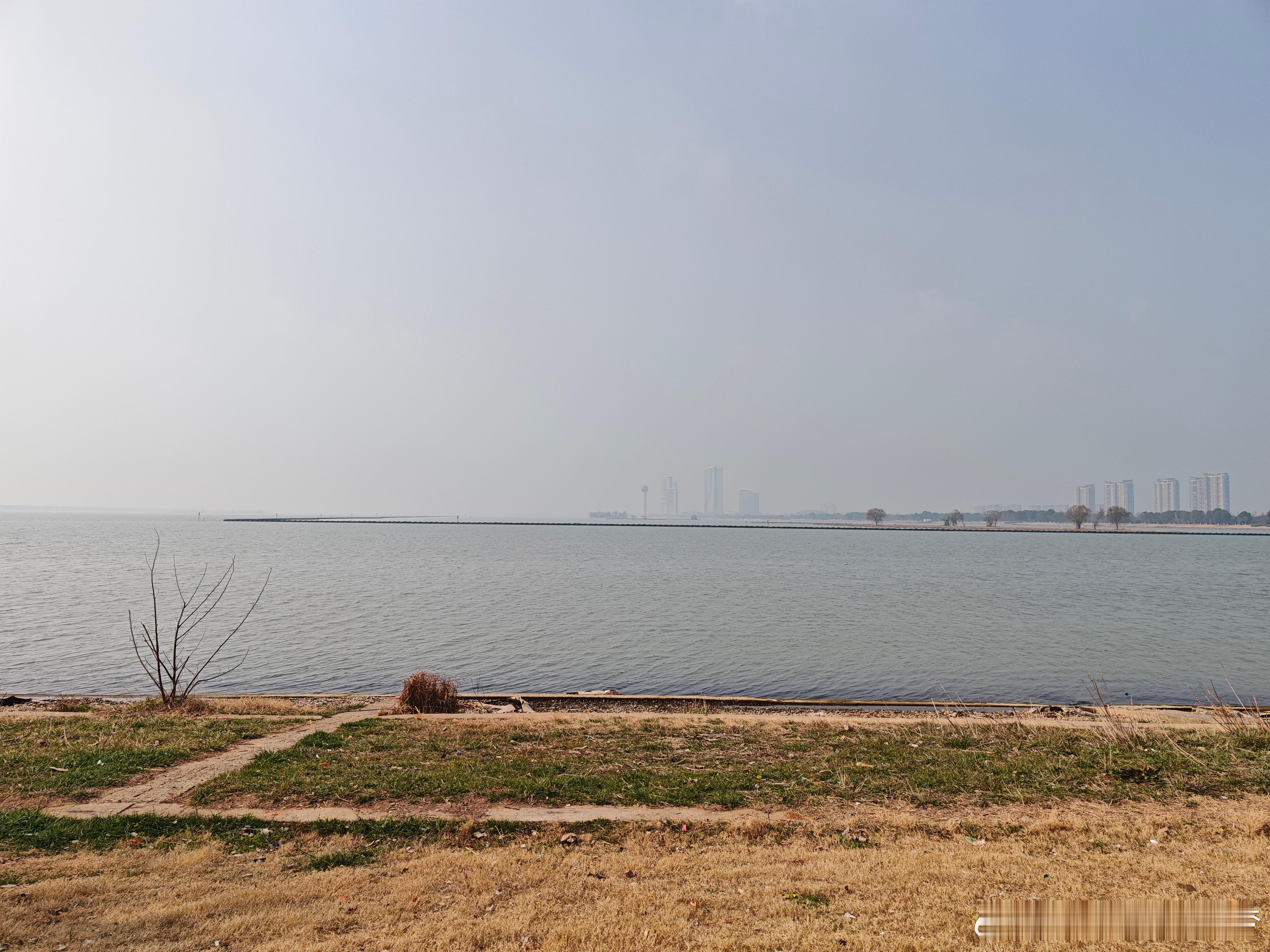 兄弟们早ﾉ☀今天休息，来湖边吹吹风晒晒太阳 