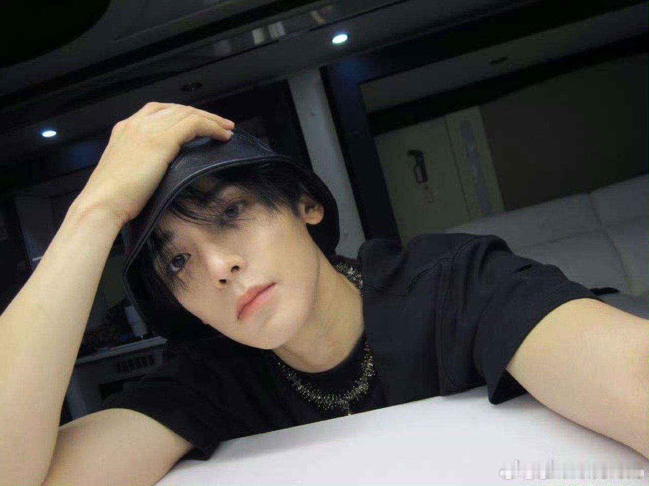 侯明昊萌界一把刀的含金量 镜头感直接拉满！西装造型酷飒有型，私服穿搭元气满满，衬