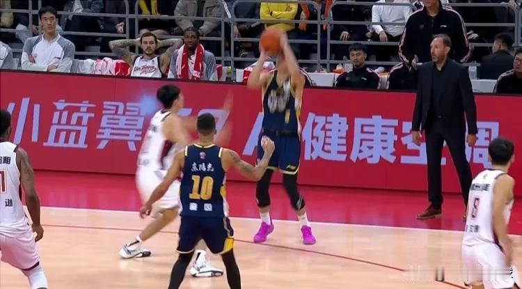 差之毫厘，失之千里！今天广东男篮对阵浙江男篮的比赛，双方打得非常胶着，直到加时赛