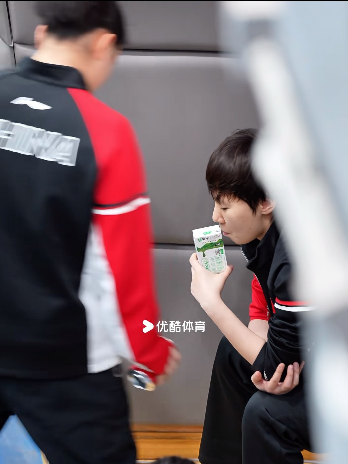 我靠帅死我了嘬吸管好性感手撑腿好性感好像青春校园偶像剧体育生学姐我要做你女朋友?