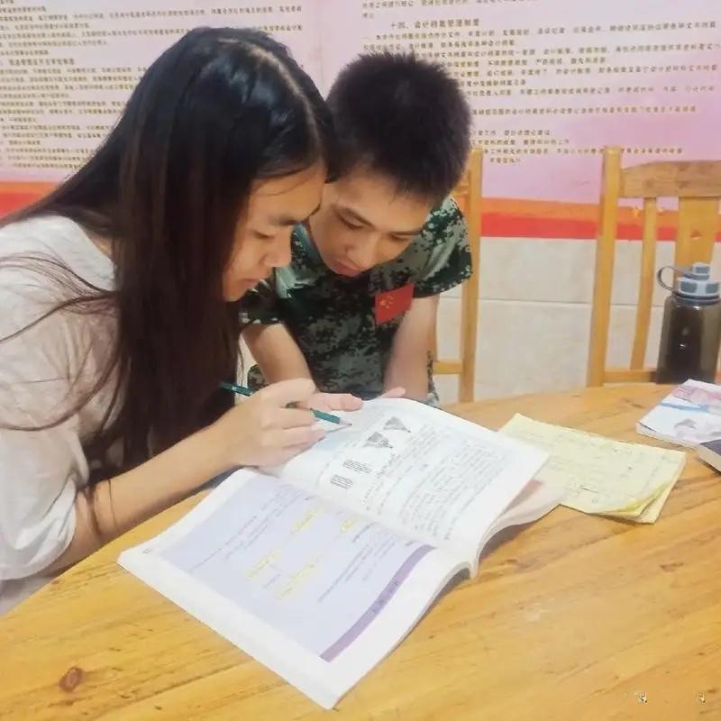 甘肃，高三女生高考结束去花店打工，才干了6天，老板娘就发现，这姑娘总在没客人的时
