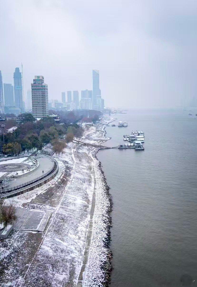 解锁武汉无人车穿梭在江城街巷无人车穿梭江城街巷，解锁武汉新潮玩法，打卡黄鹤光谷，