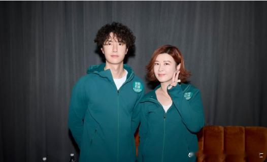 探索新境的后台惊喜同框，15 年相伴如家人，一句平安顺遂，藏着最真挚的祝福。 