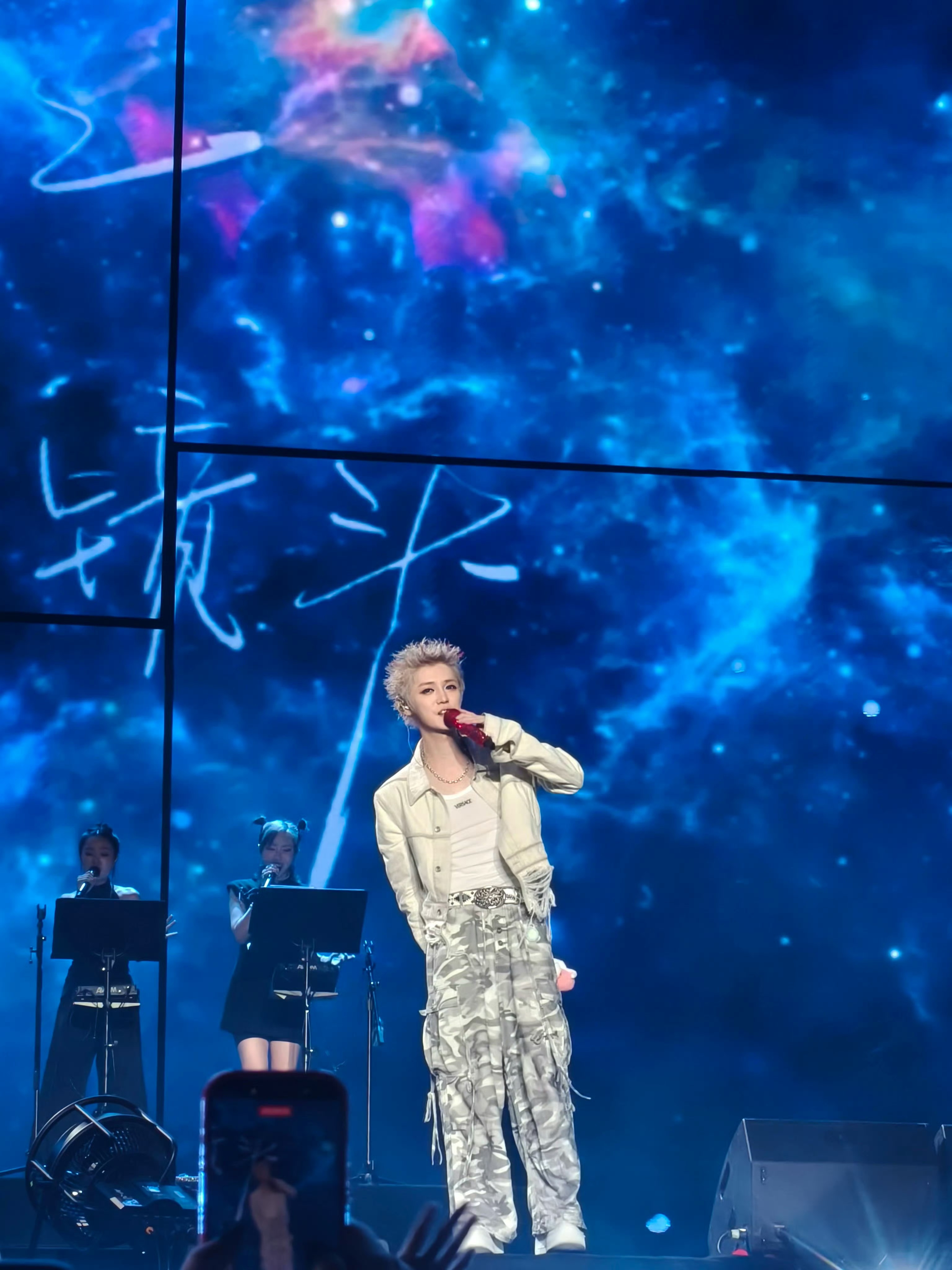 鹿晗内娱还是太权威了银白短发在星河幕布前成了最亮的星，十万人的荧光海证明，顶流不