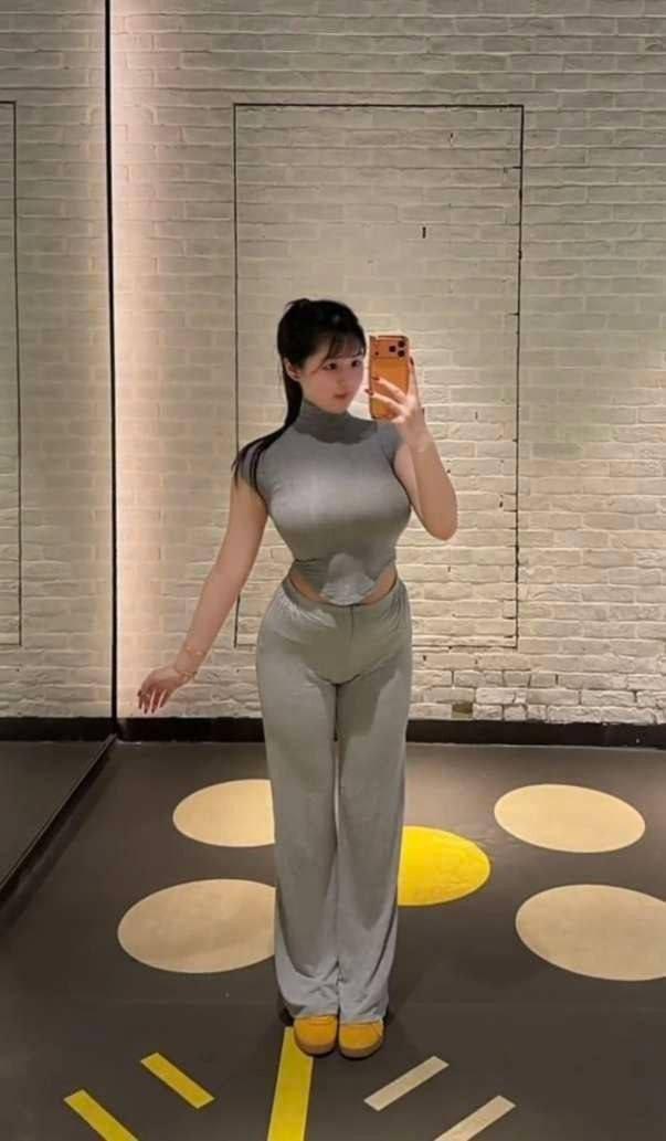 镜中倩影，岁月宁谧。窗外清风缱绻，案上清茶尚温，时光于悄然间缓缓流逝。无需追光逐