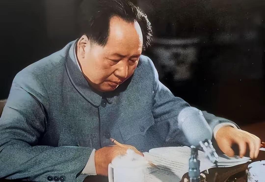 给你一个暴论：硅谷那帮天天喊着改变世界的人，办公桌上偷偷摆的可不是乔布斯，是毛泽