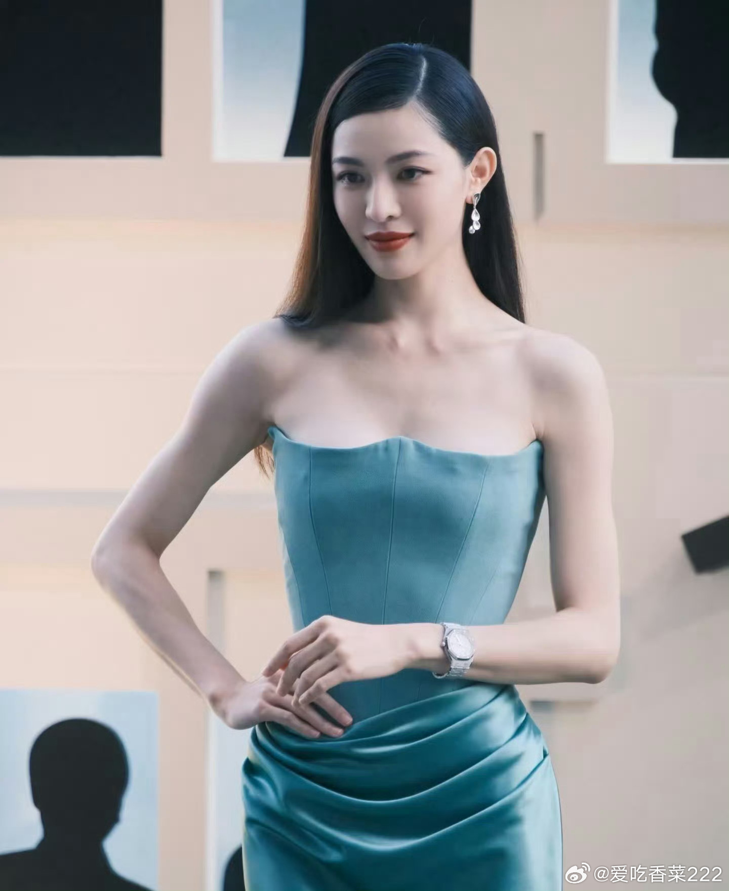 钟楚曦绿裙钟楚曦这身造型简直不要美晕我惹 完全就是美艳全场 真的有被钟楚曦给硬控