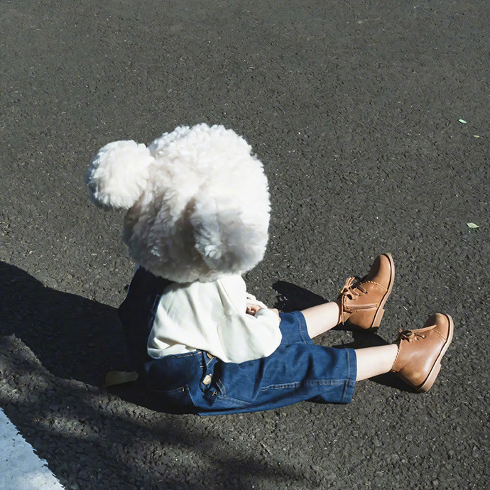 🍁       人有时候啊，石头扔过来不吭声，       糖递过来却红了眼，