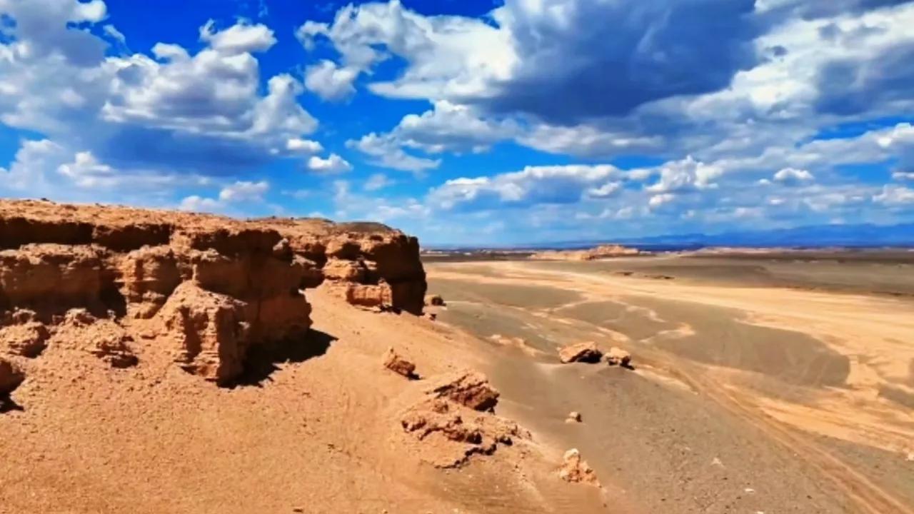 乌鲁木齐大巴扎步行街，一条浓缩了整片新疆风情的长街，白天游人如织，夜晚各种风味小