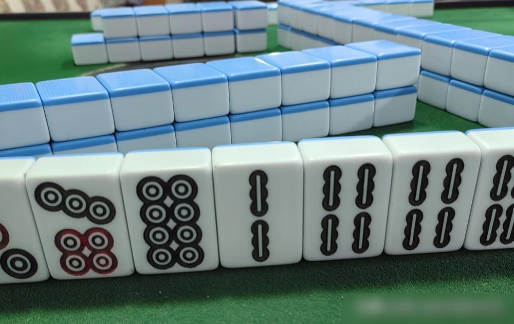 打5块钱的小麻将，你遇见过这种人不？
 
明明能胡牌，偏要推牌说“欠着”，结果后