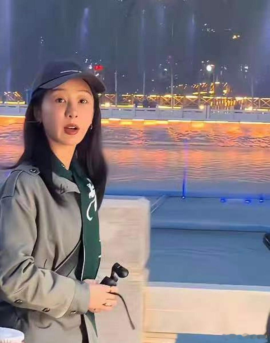 杨紫素颜出镜，这几乎都没咋化妆了 说到底还得是童星出道 这素颜太顶了，全内娱恐怕