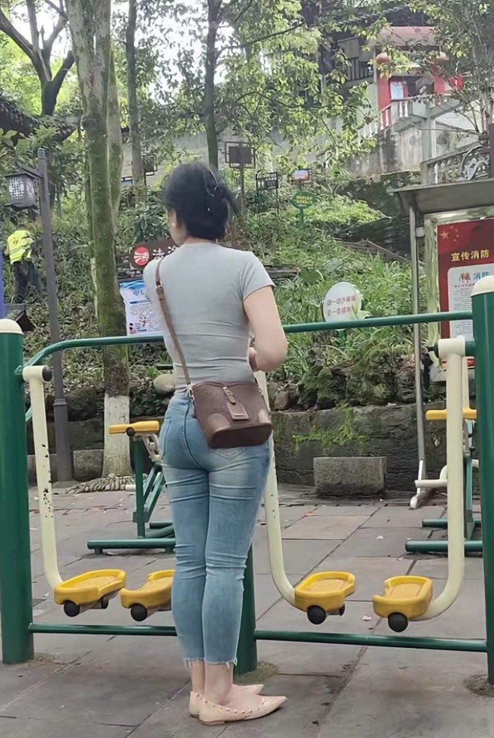 我觉得她不是在等人？ 