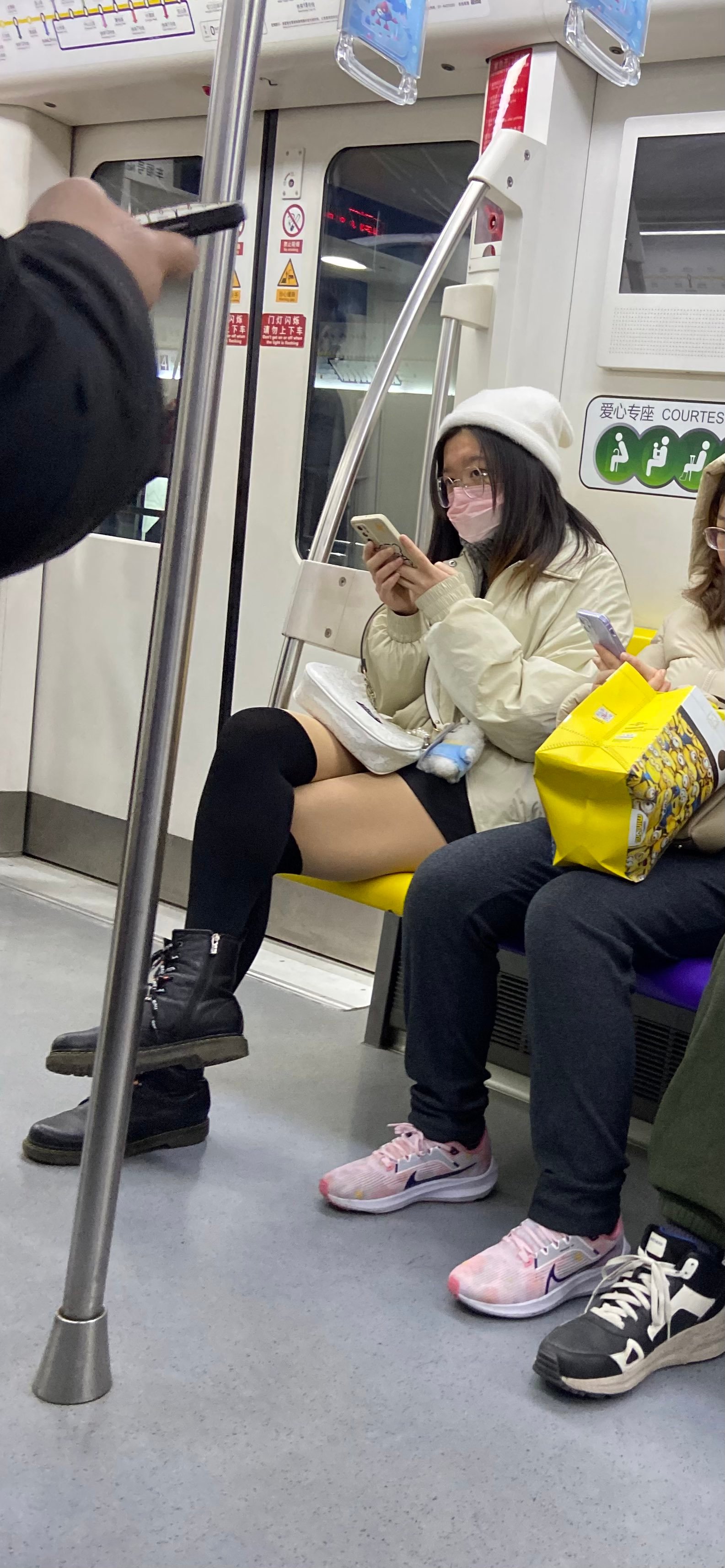 天冷了她说有个地方很暖越深越暖 