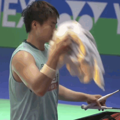 小🐽擦汗梁伟铿