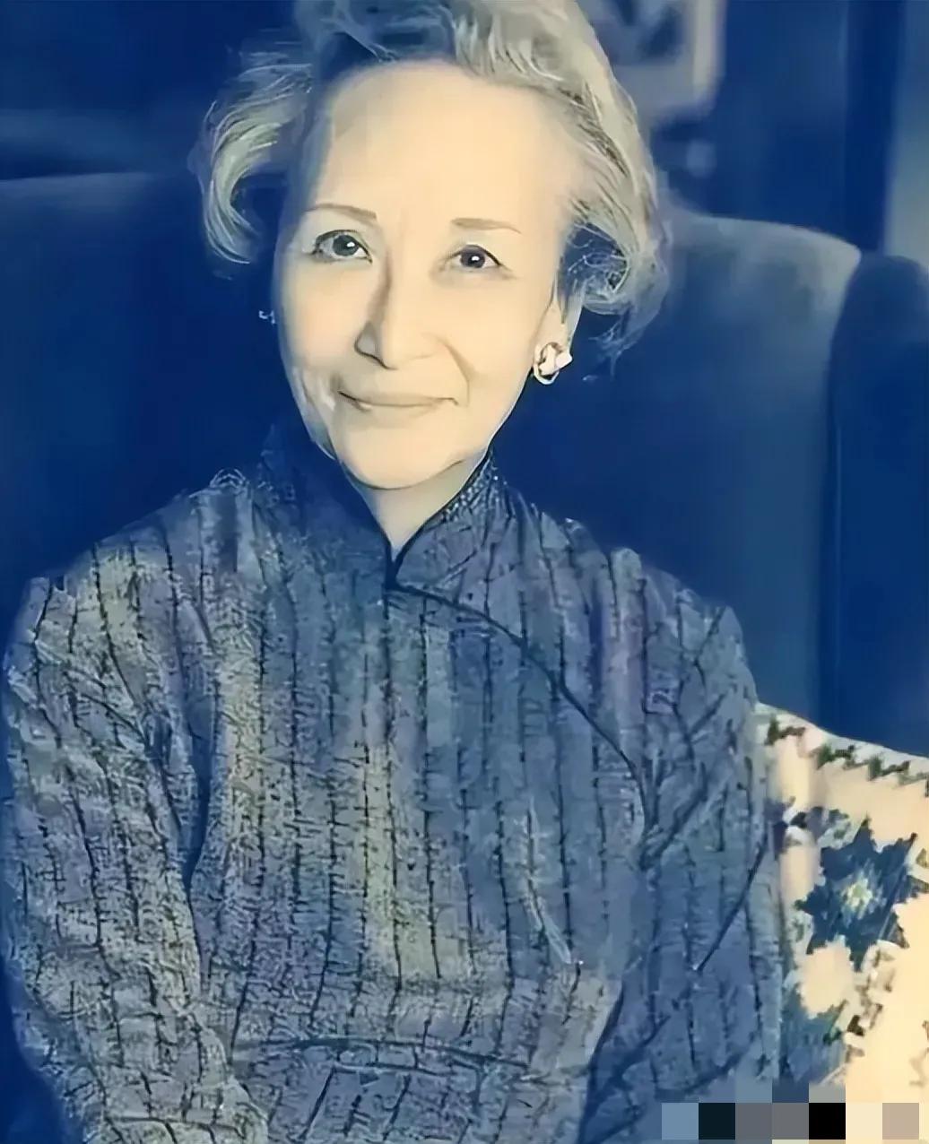 1973年，58岁的郑念拒绝出狱，她需要一个道歉。暴跳如雷的监狱长，狠狠地下令说