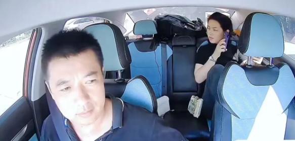驾驶座上，老王紧握方向盘，目不转睛地盯着前方。连续工作12小时的疲惫写在他被汗水