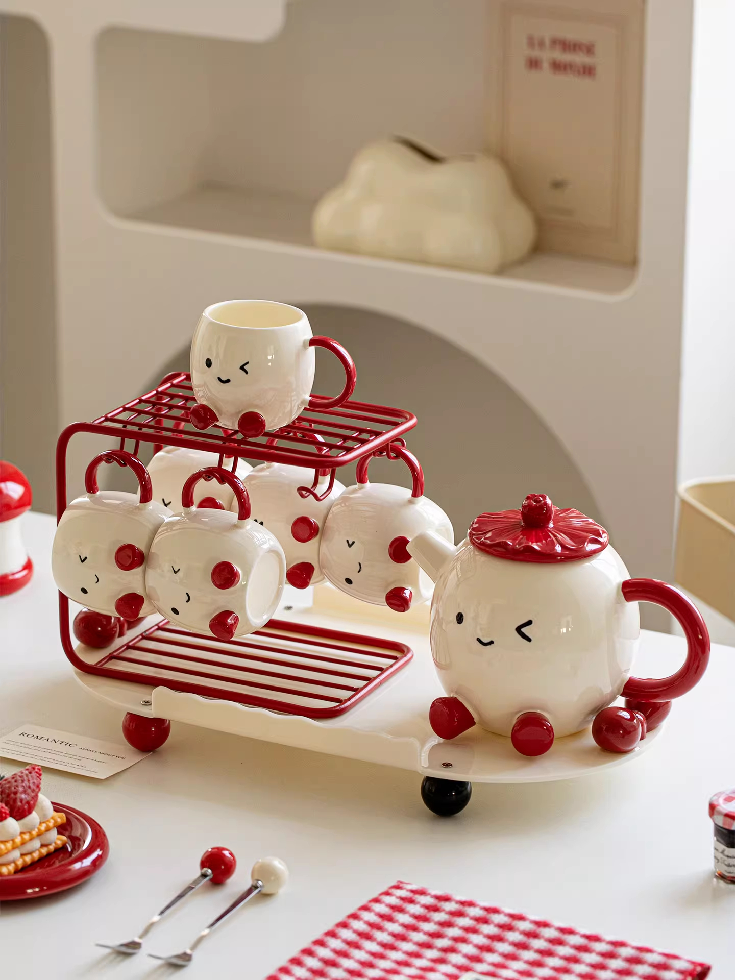 这套茶具尊嘟可爱爆啦第一眼就被萌到了茶壶和杯子都长着圆圆的脸，还有红红的小jio