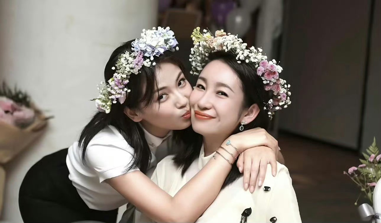 刘涛 秦海璐是可以兜底的闺蜜海角88号连续十年零点庆生，日常剥蟹带娃，娱乐圈里这