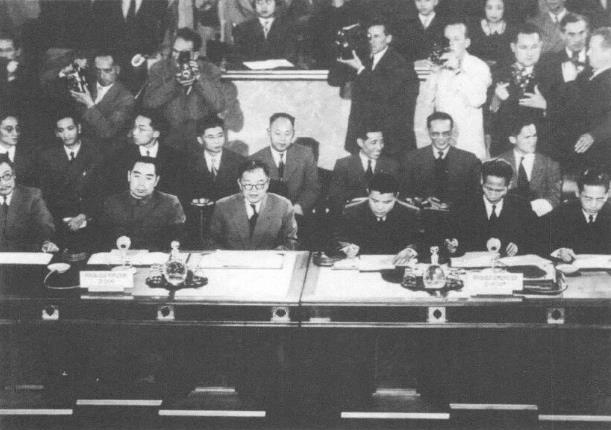 中国代表团在日内瓦会议会场上。前排左起：李克农，周恩来，张闻天