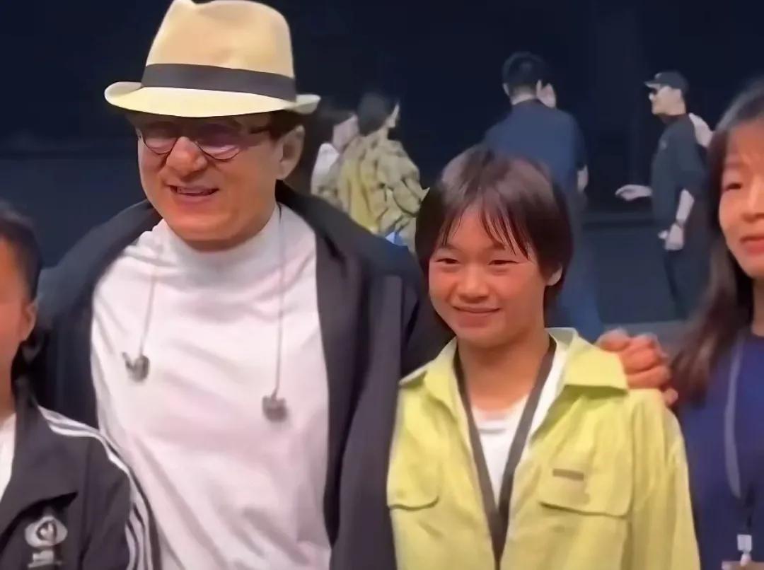 全红婵现在真的是太火了
明星大咖个个找她合影
原来明星也有心中的明星
也会追星哦