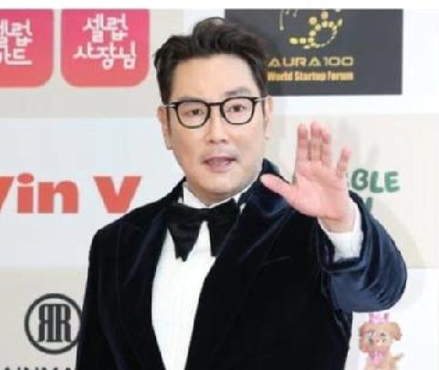 韩国影星
犯性侵和盗窃罪

被爆曾犯性侵及盗窃罪的是韩国知名演员赵震雄（本名赵元