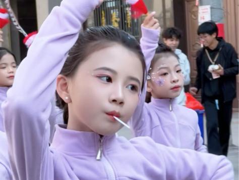 中国有哪些特别漂亮的美女这个小美女才那么大就美的冒泡，长大了还得了。