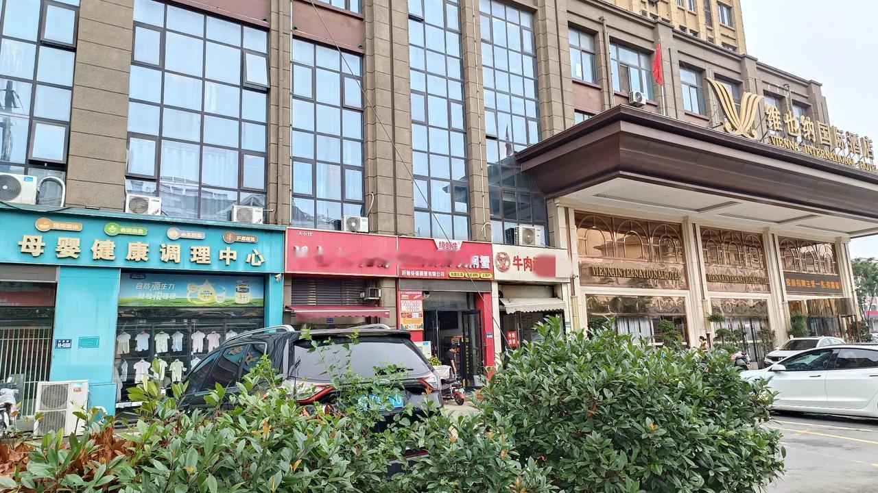 晚上7点准备关门打烊的时候，来了一家许久没来的老顾客，一家四口开车到了店门口。以