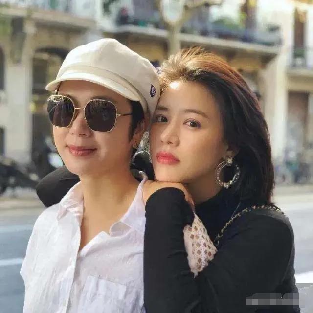 娱乐圈勾勾连连的很多亲戚，有的父子档，像陈宝国与儿子陈月末。有的父女档，像潘长江