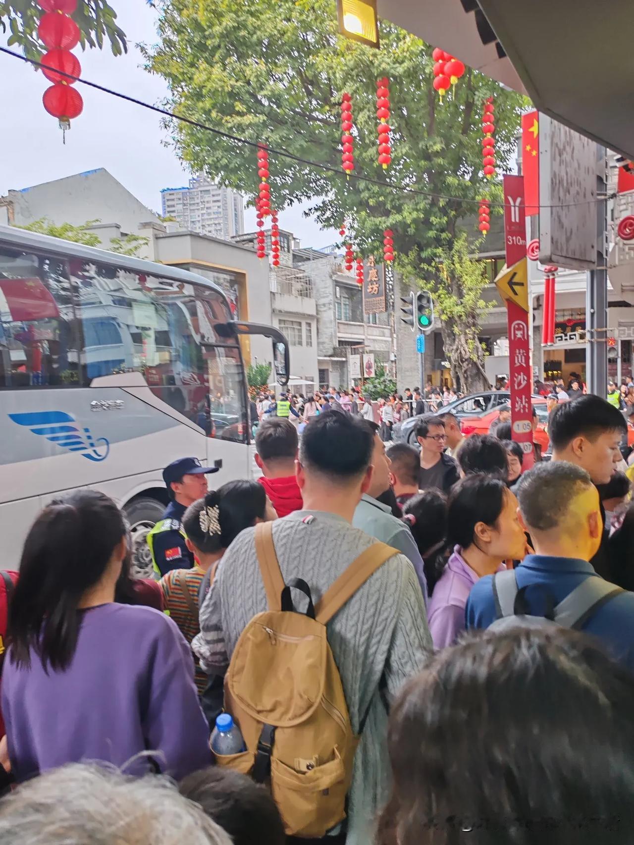 来广州感受过年的气氛，
永庆坊，
人山人海，
估计来了一亿人，