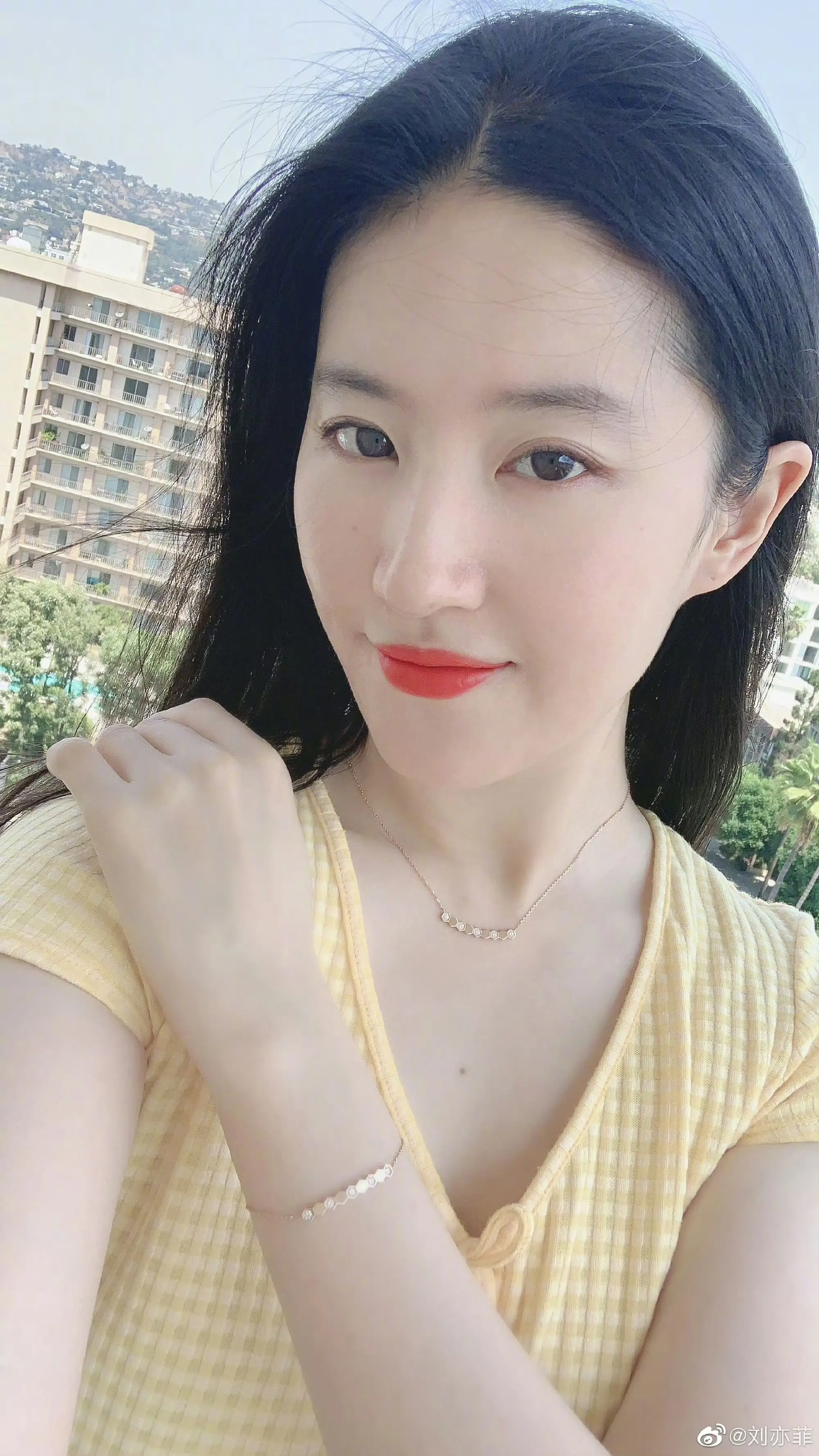 直观感受到什么叫做肤若凝脂。