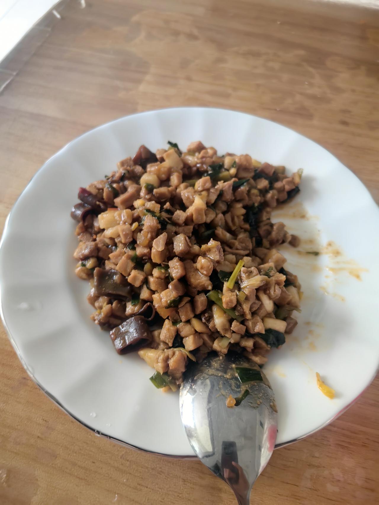 老公：明天上班，你有没有上班综合症啊？
​我：没有，我已经想领导了，因为我上班他