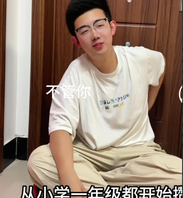 高考完回家，安徽一男孩把妈妈拽进卧室，打开袋子后，妈妈哭得说不出话
 
就在这两