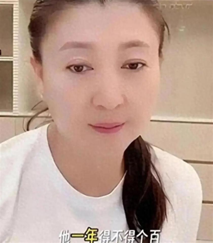 被全网追着骂了三个月“酸黄瓜”，54岁的闫学晶终于露面了！这次她没在北京的豪宅里