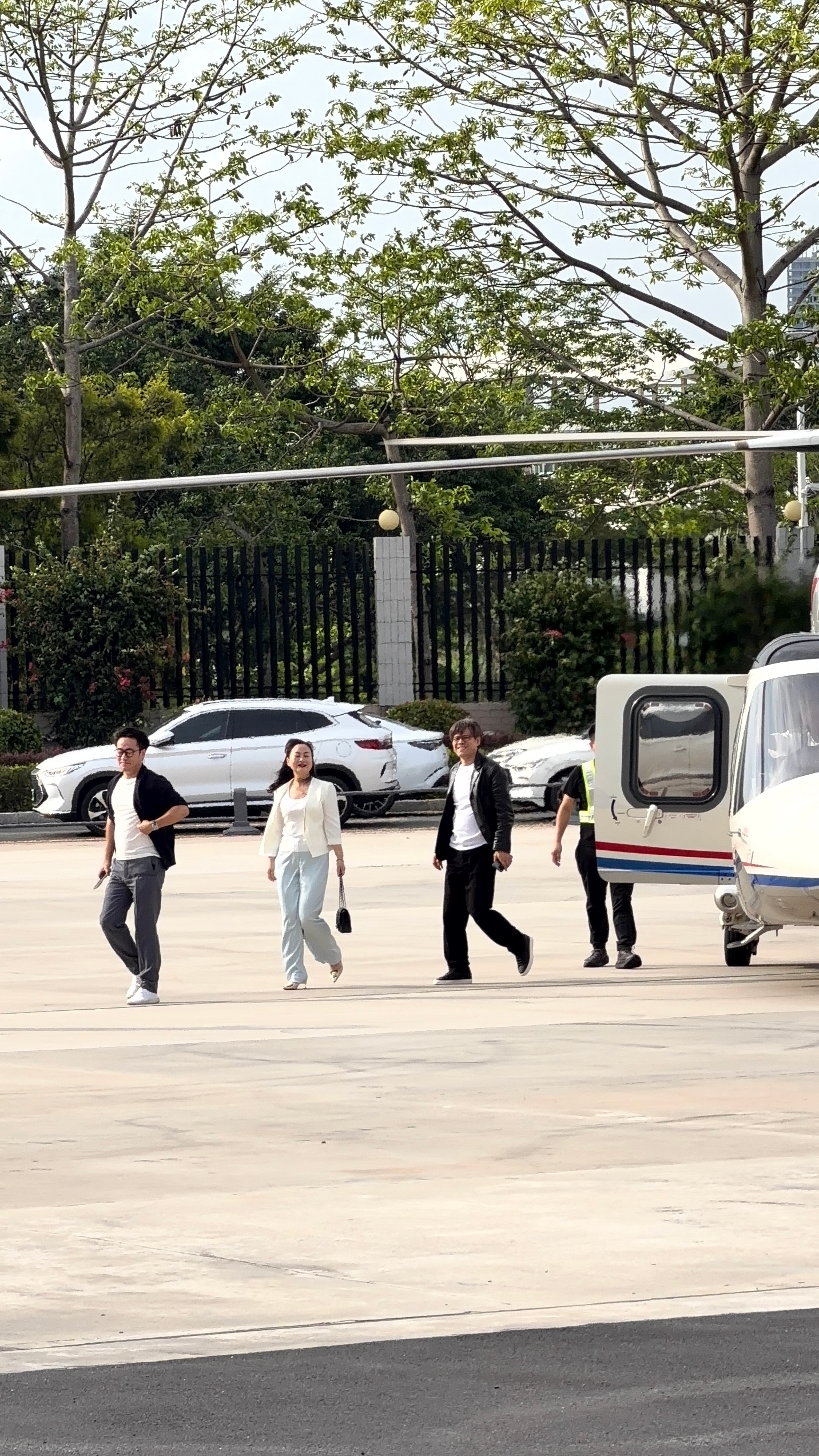 不是，“玩”这么大？腾势居然用直升机把10位首批D9车主接来坪山总部，参加今晚7