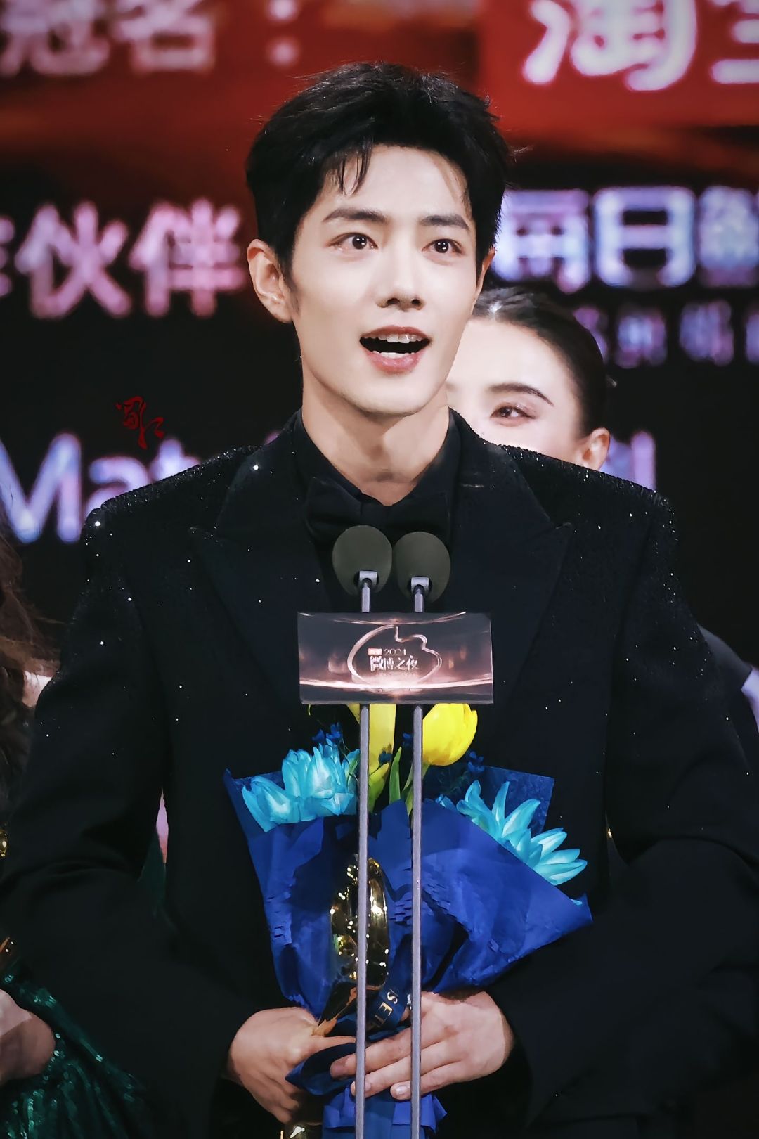 肖战的年度闪耀时刻肖战黑皮衣V领黑衬衫官宣照 肖战黑皮衣V领黑衬衫官宣照，满分s