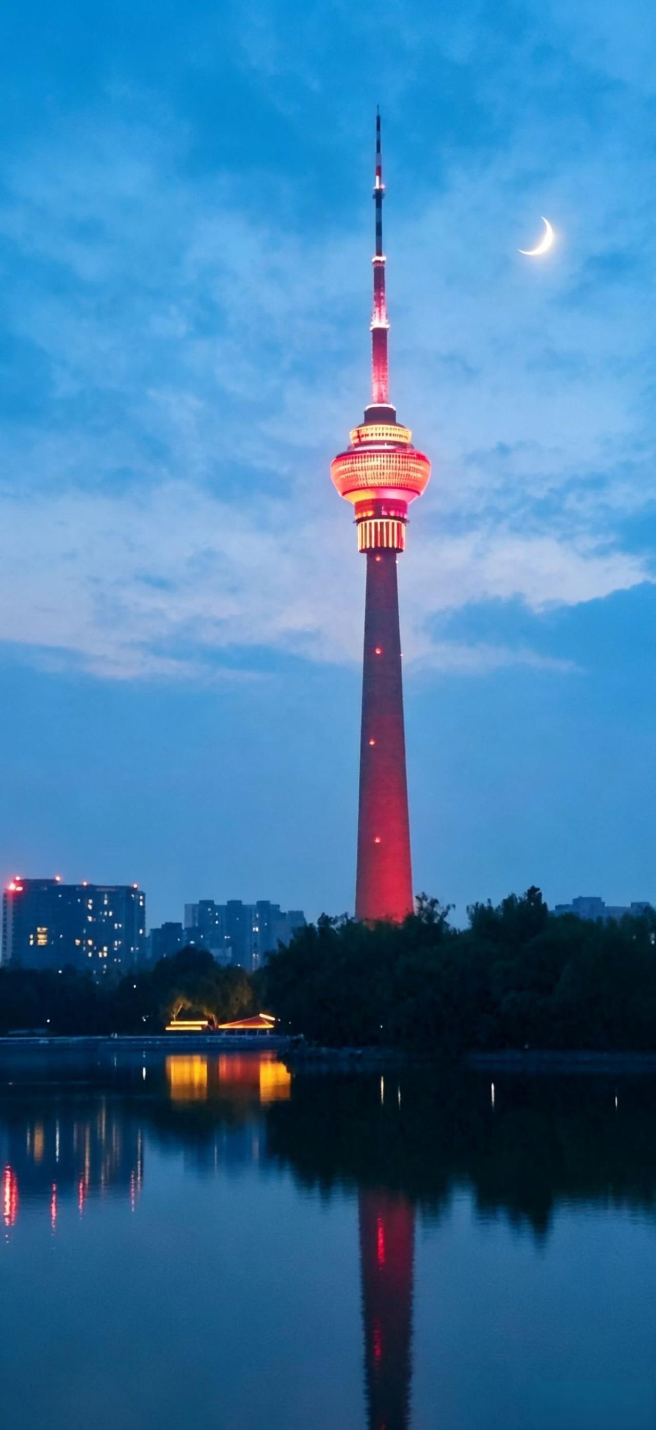《玉渊潭夜拍电视塔有感》

高塔插云端，
倒影入水间。
银月勾夜色，
清辉满江天