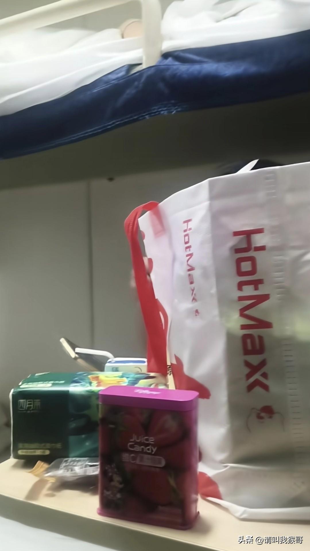 卧铺车厢的小桌板到底属于下铺还是公用？一博主乘坐硬卧，自己买的下铺，但等他中途上