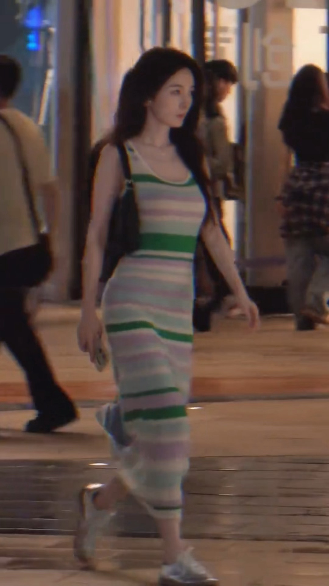 杨幂带火吊带条纹长裙杨幂白帆同款，就这样轻而易举的成为爆款来电影院看《惊蛰无声》