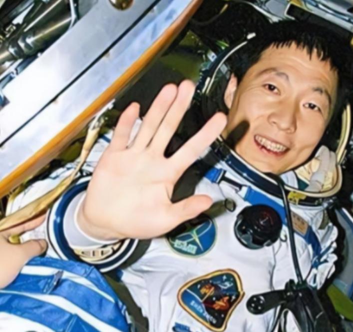 杨利伟为什么后来再也没有登天？其实，他能够活着回到地球就已经是万幸，在他攀登太空