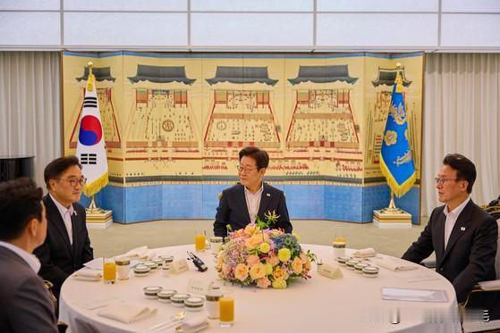韩国李在明总统17日在汉南洞官邸与禹元植国会议长、金民锡国务总理举行晚餐会面。时